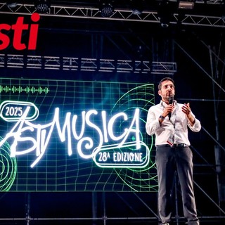 L'assessore Candelaresi sul palco di Asti Musica L'assessore Candelaresi sul palco di Asti Musica
