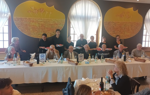 Festa sociale per i Seniores Fiat astigiani tra bilanci futuri e nozze d'oro Festa sociale per i Seniores Fiat astigiani tra bilanci futuri e nozze d'oro