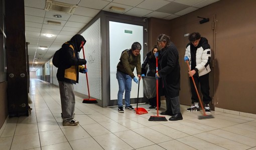 Alcuni rappresentanti della lista puliscono il Movicentro
