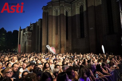 Il pubblico di AstiMusica con, sullo sfondo, la bellissima Cattedrale (ph. Merfephoto - Efrem Zanchettin)