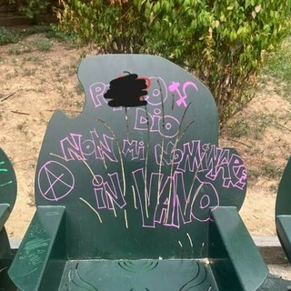 La panchina vandalizzata.