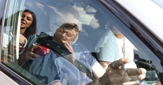 Mario Roggero arriva al carcere di Bollate (foto Adnkronos)