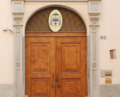 L'entrata del palazzo vescovile di Asti, sede della premiazione