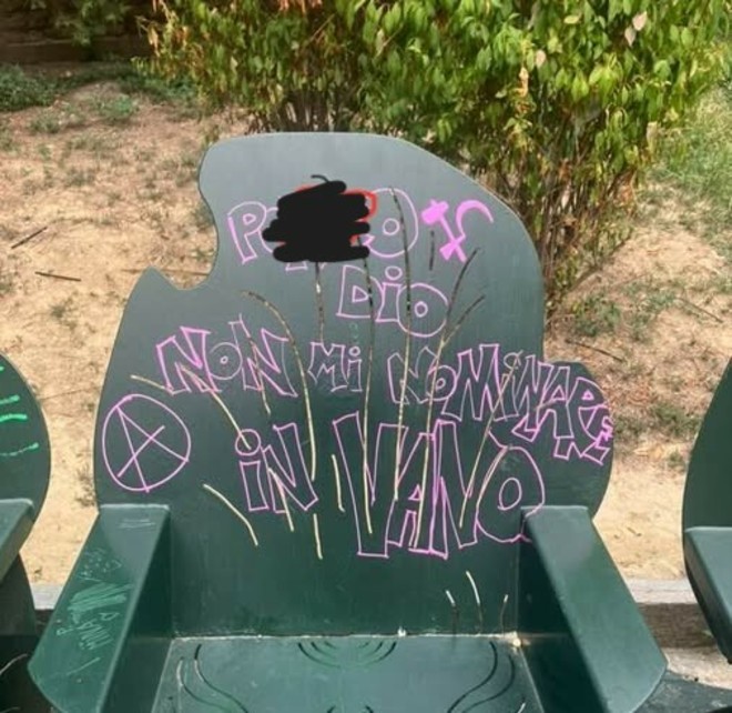La panchina vandalizzata. La panchina vandalizzata.