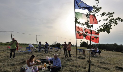 Un pic nic al costituendo bosco degli astigiani (MerfePhoto-archivio)