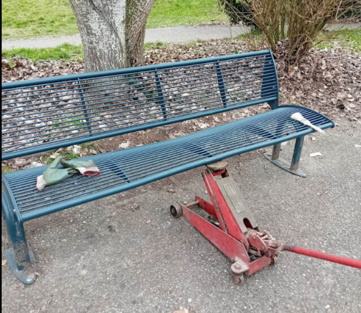 Vandali in azione al parco Lungo Tanaro: i residenti hanno riparato i danni