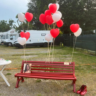 Nizza Monferrato non dimentica Zoe, l'omaggio del Camper Club diventa una panchina rossa