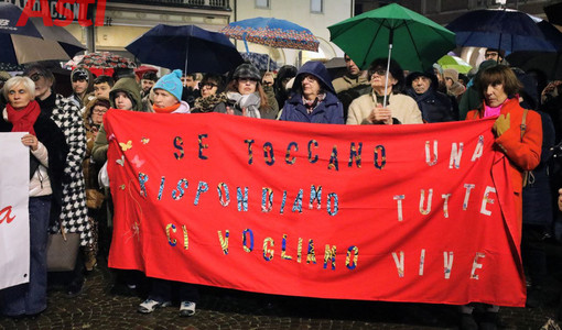 Immagini del presidio organizzato in piazza San Secondo dopo il barbaro omicidio di Zoe Immagini del presidio organizzato in piazza San Secondo dopo il barbaro omicidio di Zoe