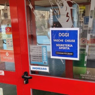 La piscina chiusa dopo il crollo della controsoffittatura