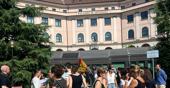 Il presidio, ieri, davanti al Tribunale di Asti