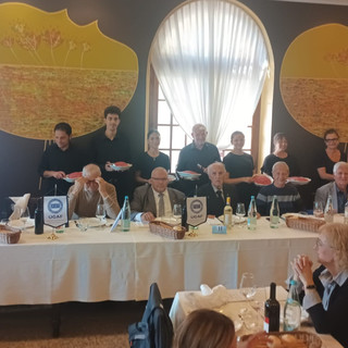 Festa sociale per i Seniores Fiat astigiani tra bilanci futuri e nozze d'oro