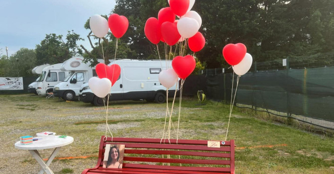 Nizza Monferrato non dimentica Zoe, l'omaggio del Camper Club diventa una panchina rossa