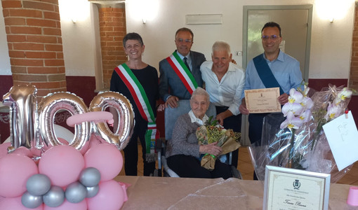 Festa a Canelli per i 100 anni di Teresa Penna, la centenaria di Loazzolo premiata con l'attestato di patriarca dell'Astigiano