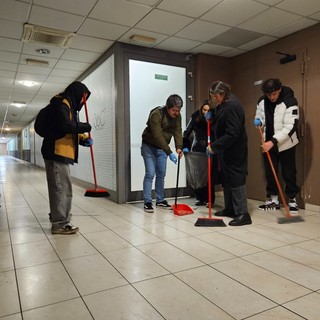 Alcuni rappresentanti della lista puliscono il Movicentro