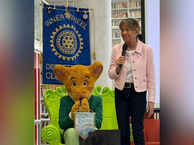 Elisabetta Dami e Geronimo Stilton ritratti nei locali della Biblioteca