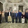 Foto di gruppo con gli amministratori dei comuni coinvolti nella rassegna Foto di gruppo con gli amministratori dei comuni coinvolti nella rassegna