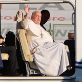 Papa Francesco saluta dall'elicottero con cui è rientrato in Vaticano