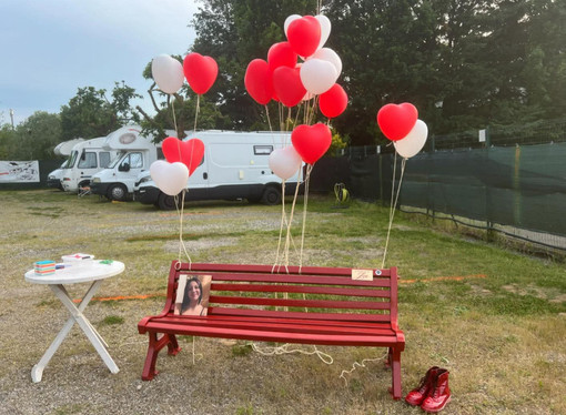 Nizza Monferrato non dimentica Zoe, l'omaggio del Camper Club diventa una panchina rossa Nizza Monferrato non dimentica Zoe, l'omaggio del Camper Club diventa una panchina rossa