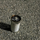 Uno dei petardi trovati a terra da residenti