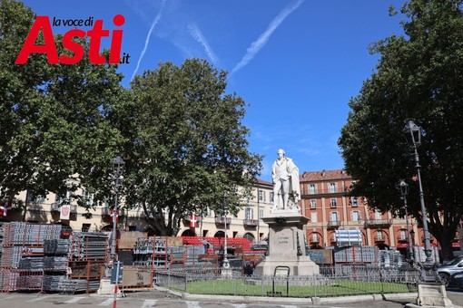 L'allestimento delle tribune per il Palio in piazza Alfieri (Merphefoto)