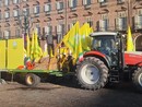 Mezzi agricoli e manifestanti in piazza Castello Mezzi agricoli e manifestanti in piazza Castello