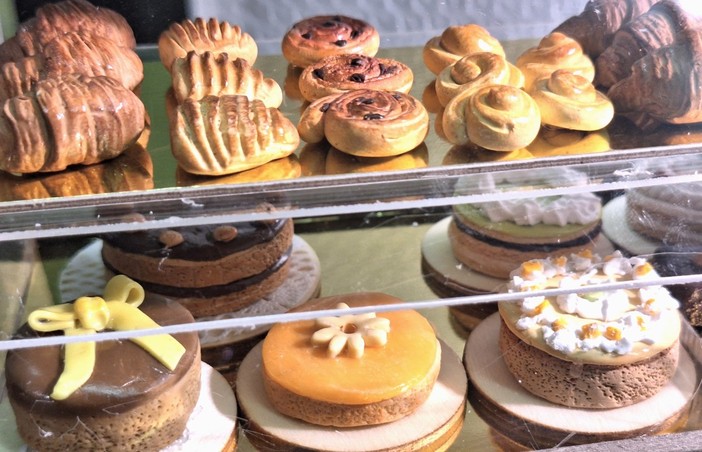 Un'immagine dei &quot;dolci in miniatura&quot;, esteticamente perfetti, realizzati da Anna Rosa Nicola per il presepe