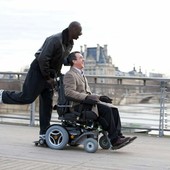 Un'immagine del film "Quasi amici" che sarà proiettato in via Pola