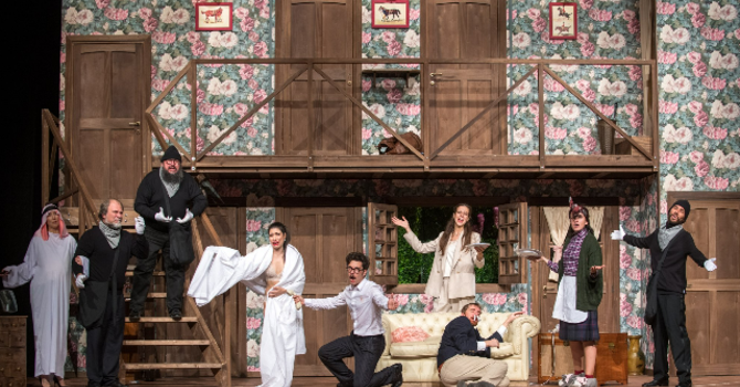 Rumori fuori scena arriva al Teatro Alfieri con il meccanismo perfetto della comicità inglese