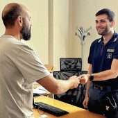 Turista svizzero smarrisce la carta di credito, la polizia di Asti gliela restituisce