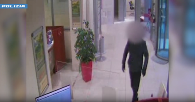 Fine della fuga: trovato il rapinatore che assaltò la Cassa di Risparmio di Asti in via Cibrario (ma era in carcere a Siena) [VIDEO]