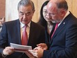Il sindaco con il ministro degli Esteri cinese Wang Yi, cui ha regalato un libro di Francesco Antonio Lepore su Marco Polo