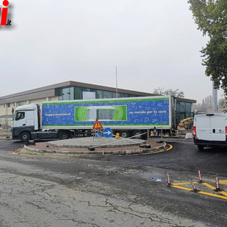 Un mezzo pesante impegnato nel transitare sulla nuova rotonda