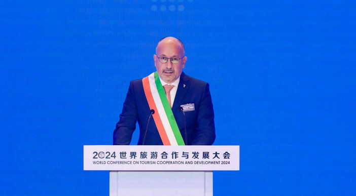 Il presidente Rasero ritratto in un'occasione istituzionale durante una visita in Cina