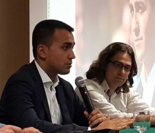 Romano ritratto con il ministro degli Esteri e ex capo politico M5S Luigi Di Maio nel corso di un convegno del 2019