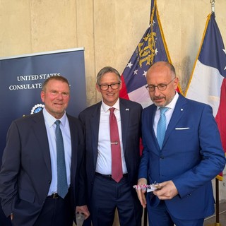Il sindaco Rasero ritratto con l'ambasciatore (primo da sinistra nell'immagine) e il console USA