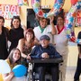 Il neo centenario circondato da parenti e personale della struttura assistenziale