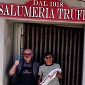 Truffa ritratto con Mariuccia Borio, titolare della costigliolese &quot;Cascina Castlet&quot;, altra eccellenza Astigiana, di fronte all'ingresso della salumeria di famiglia