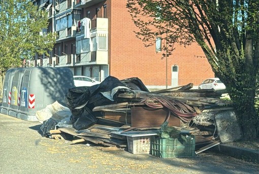Asti, via Arno ancora "ostaggio" di cumuli di rifiuti abbandonati