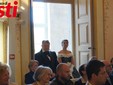 Due figuranti in abiti d'epoca