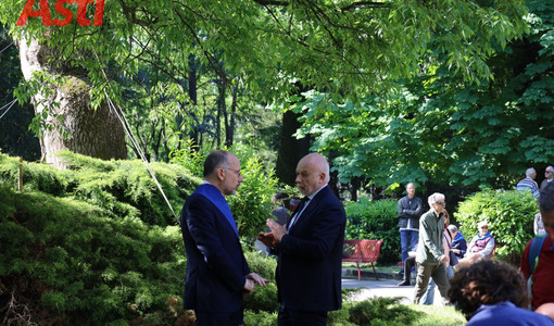 Uno scatto, risalente allo scorso 25 aprile, che ritrae Rasero (con fascia della Provincia, ente da cui si è dimesso qualche giorno dopo) e il presidente della Fondazione Cassa di Risparmio Livio Negro