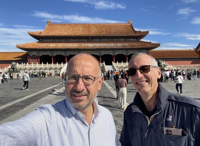 Il sindaco Rasero e il consigliere Berzano ritratti in una foto d'archivio durante una visita in Cina Il sindaco Rasero e il consigliere Berzano ritratti in una foto d'archivio durante una visita in Cina