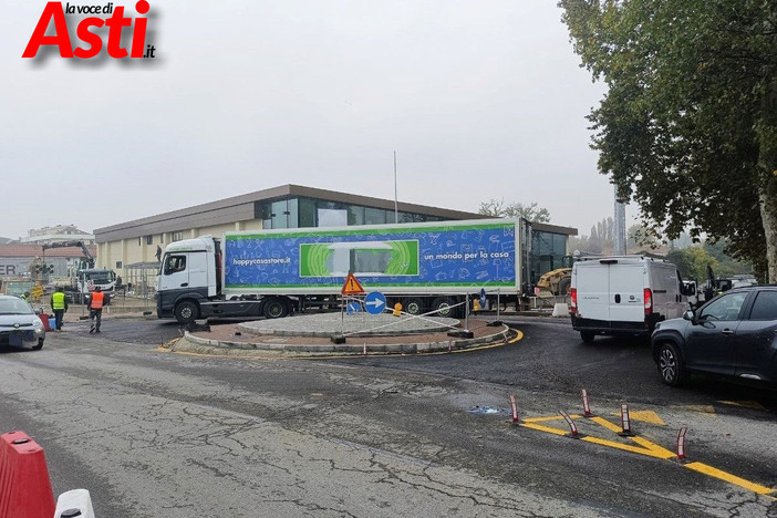 Un mezzo pesante impegnato nel transitare sulla nuova rotonda