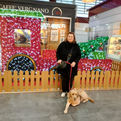 "A voi la zampa": la città vista con gli occhi di Robin Hood, il cane guida di Renata Sorba