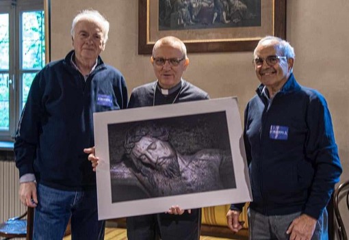 Rappresentanti della sezione fotografia della Polisportiva CRAT ritratti con il vescovo Prastaro cui hanno donato una delle loro foto