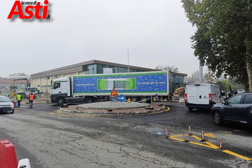 Un mezzo pesante impegnato nel transitare sulla nuova rotonda