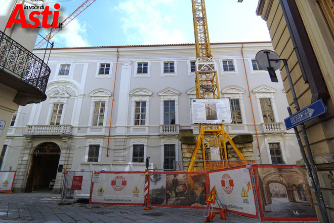 L'enorme gru, rimossa ormai da qualche mese, che ha cappeggiato a lungo davanti alla facciata di Palazzo Ottolenghi L'enorme gru, rimossa ormai da qualche mese, che ha cappeggiato a lungo davanti alla facciata di Palazzo Ottolenghi