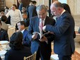 Il sindaco con il ministro degli Esteri cinese Wang Yi, cui ha regalato un libro di Francesco Antonio Lepore su Marco Polo
