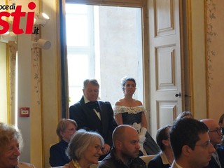 Due figuranti in abiti d'epoca