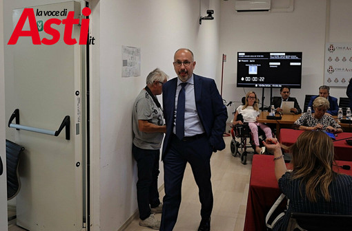 Il sindaco Rasero ritratto mentre lascia l'aula (ph. Merfephoto - Efrem Zanchettin) Il sindaco Rasero ritratto mentre lascia l'aula (ph. Merfephoto - Efrem Zanchettin)