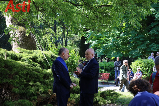 Maurizio Rasero nel suo ultimo giorno da presidente della Provincia con il presidente della Fondazione Livio Negro (MerfePhoto)